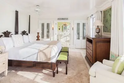 Image de Exclusive Beachfront Experience with Pool, Gourmet Dining, and Stunning Views