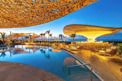 Image de Oceanfront Bliss Awaits with Pool, Gourmet Dining, and Amazing Beach Access