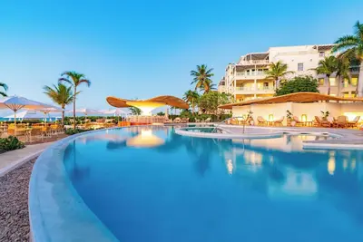 Image de Relax in Style with Pool, Ocean Views, and Private Beach Access in Turks and Cai