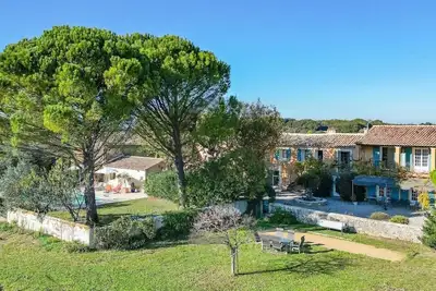 Image de Mas provencal avec piscine au milieu des vignes