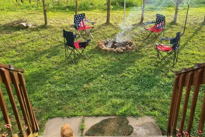 Image de Farmhouse Experience, Must Love Outdoor Cats, Fun Lighting, Soundbar, Starlink
