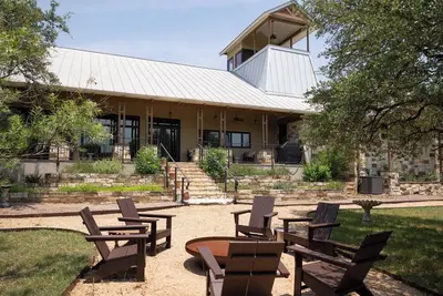Image de Luxe 14 acre Escape in Driftwood with Observation Deck. Peace, Privacy and Stars