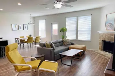 Image de Private 3 Bedroom House with Fireplace