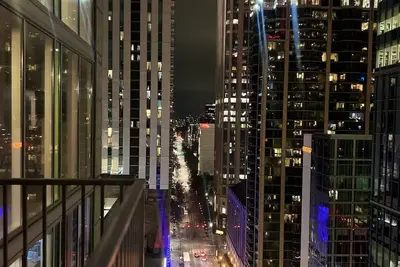 Image de 2br Chocolate Themed Condo! King Bed & Free Parking! Balcony w/ City View!