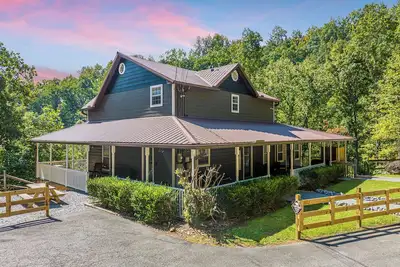 Image de Private! 2 Miles To Pf! Charming 4br Farmhouse w/Hot Tub, Pt, Fire Pit & Views!