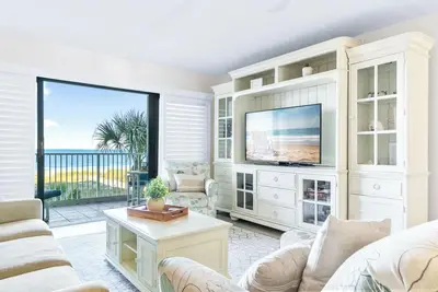 Image de Beautiful Beach Condo w/ Balcony, Pool & Family Fun! - Steps from the the Beach