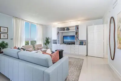 Image de Bayview Bliss: 2br/2ba Condo in Coconut Grove- Parking included
