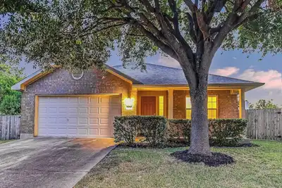 Image de Relax & Recharge in this Cozy Lovely Round Rock Retreat.