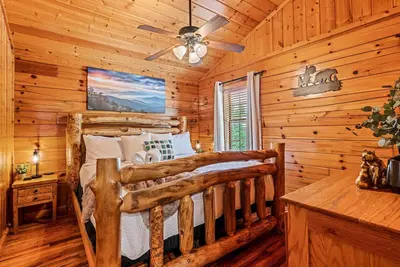 Image de Summer Escape! 1. 5 Miles-Dollywood; 2King Beds, Cabin Hot Tub, WiFi & Pool Table