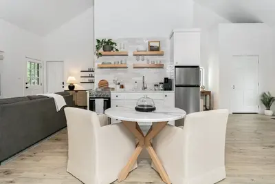 Image de Oak Valley | King Bed, Sun Deck & Outdoor Shower, Full Kitchen, Fire-pit