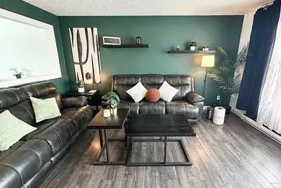 Image de 5 Bedrooms, 2 Kitchens, Free Parking, Newly Renovated