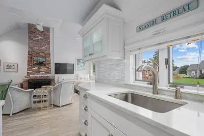 Image de Cozy Cottage with Pine Grove Views and Private Beach Access