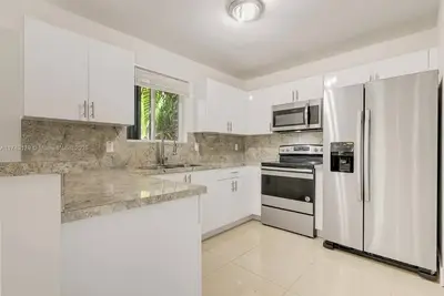 Image de 4-bedroom, New house, closed to Design District. 5 minutes to Midtown.