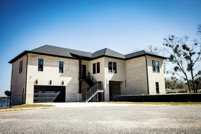 Image de Charming waterfront 3-bedroom, 3 bath house with gourmet kitchen in Milton, Fl