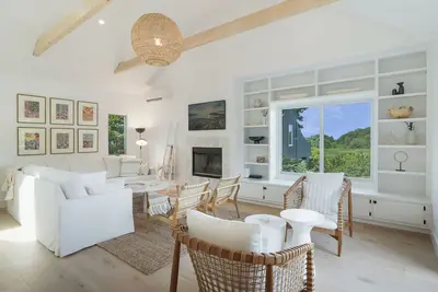 Image de Completely Renovated Oak Bluffs Retreat