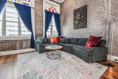 Image de Iconic views of Gay St. – Luxury Century Building