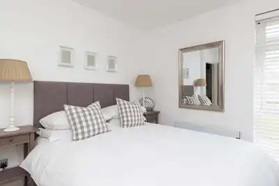 Image de Stylish Ground Floor Apartment with Sea Views