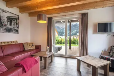 Image de Chalet moderne sur la piste de ski avec jardin