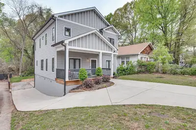 Image de 5 Mi to Dtwn Atl: Home w/ Office & Large Backyard!