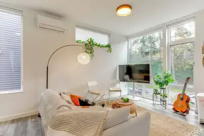 Image de Hub for World Cup Fever! Pet-Friendly Seattle Base