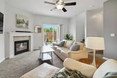 Image de New! BloomHaus: A Whimsical Escape | Movie Loft | Back Patio w/ Chiminea | Spacious Master en Suite