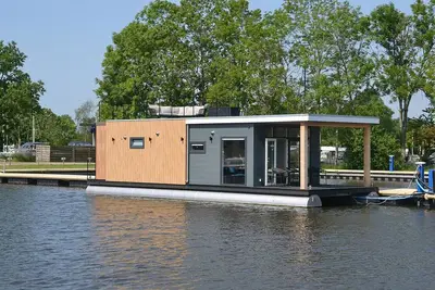 Image de Péniche à Sneek avec vue sur le lac