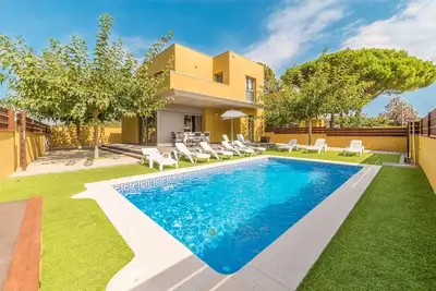 Image de Maison avec grand jardin et piscine privée