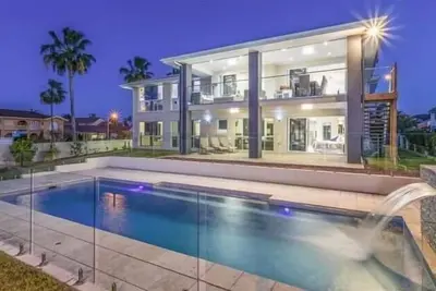 Image de Newport Luxury House with Pool