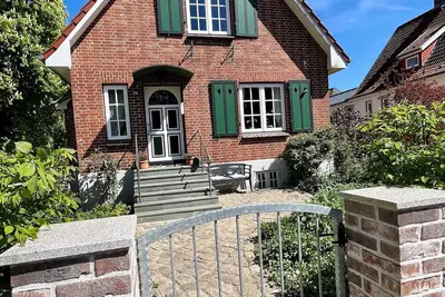 Image de Small country house pearl by the castle park and lake, in dreamlike nature!