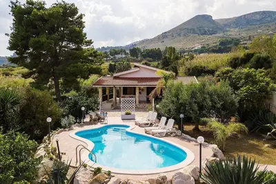 Image de Villa à Castellammare Del Golfo avec 5 chambres à coucher, 10 couchages