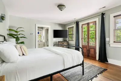 Image de Boho Bungalow | Private Oasis Walkable to King St