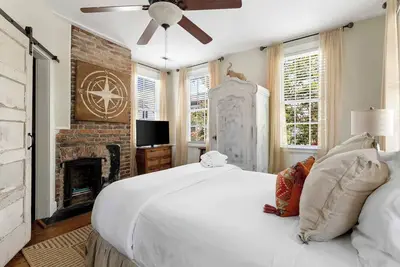 Image de 4 bdr +5 baths | 5 Mins walk 2 King St| Sleeps 10