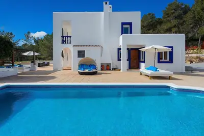 Image de Villa à Santa Eulària Des Riu avec 4 chambres à coucher, 8 couchages