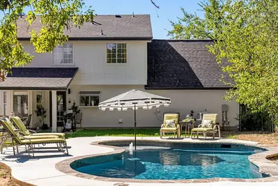 Image de Pool Getaway | Movie Room | Games | Yard Bbq Pets