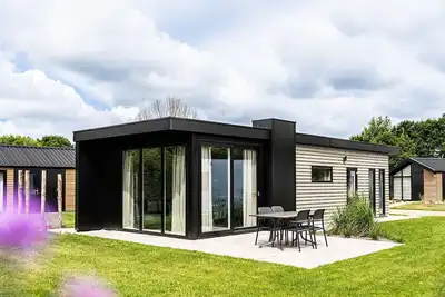 Image de Modern Lakeside Chalet, 2br, Garden Views, Peaceful Escape