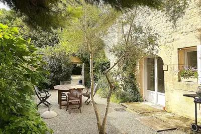Image de Jolie maison bucolique 95 m2 dans magnifique parc paysagé. Cour privée. Piscine.