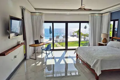 Luxury 4br Oceanfront Villa in Whitehouse w\/ Pool, Chef, Private Sea Access