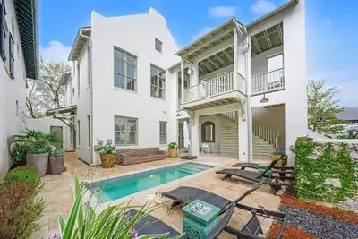 Image de TreeTop Cottage- Private Pool, Bikes, Steps to the Beach and Town Center.