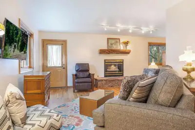 Image de 4 Bedroom Remodeled Home with Fenced in Backyard and Garage: Long Term Rental