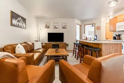 Image de New! Centrally Located & 3-Minute Walk to Downtown