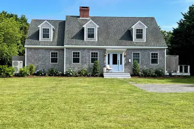 Image de End Of Summer Savings! Luxe Coastal Chic Katama Gem Close to Beach & Town