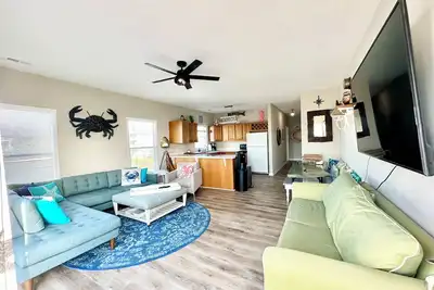 Image de Coastal Vibes Only - 3 Bdrm Town Home Sleeps 8! Ocean views- Linens Included!