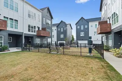 Image de Charming 2-bedroom townhome with plenty of fun and walking to main st!