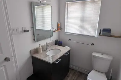 Image de Cozy retreat nestled in an Apple Orchard. Rural living close to the city!