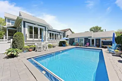 Image de Luxurious New Buffalo Home With Private Pool!