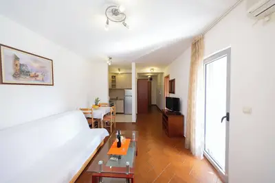 Image de Cozy 1-Bedroom Apartment, Walking Distance to the Beach No. 5
