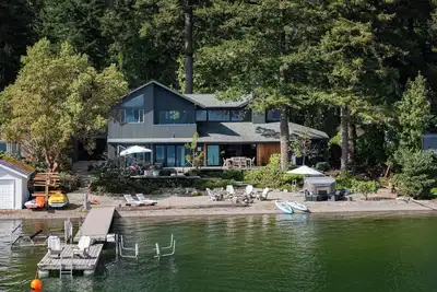 Image de Lake Whatcom Beachfront Villa: Lakefront Luxury w/ Dock & Hot Tub