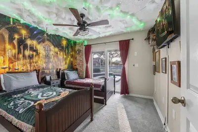 Image de New Listing! Pool and Game Room 4br