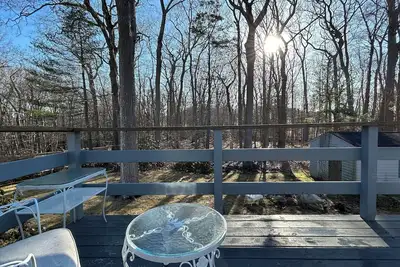 Image de Mid century 3-bedroom house with fenced in back yard steps to Rye Beach