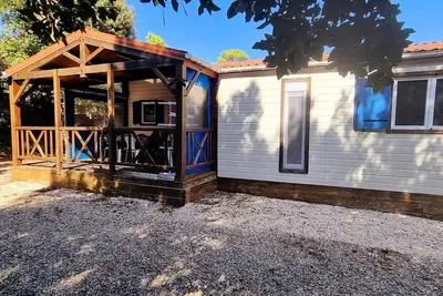 Image de Chalet 58m² - 3 chambres - 2 salles de bains - terrasse couverte + Clim + Tv + Lv + four* 6 personnes